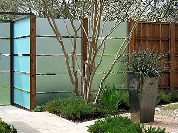 Расширение еще большего числа использования нетрадиционного материала - это уникальный забор, который использует гораздо большие панели из матового стекла. Матонные панели контрастируют не только с цветом и текстурой древесины, но также обеспечивают гораздо более легкое ощущение, чем твердость древесины. Это помогает создать пространство, которое кажется менее ограниченным и более современным.