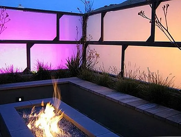 Еще один замечательный аспект матового стекла заключается в том, что он может быть подсвечен подсветкой, чтобы создать драматический эффект вечером. Эти панели из прозрачного матового стекла освещены яркими лампами, вдохновленными закатом, чтобы создать этот забавный дизайн. Уникальные эффекты также могут быть сделаны путем отбрасывания теней на панели.