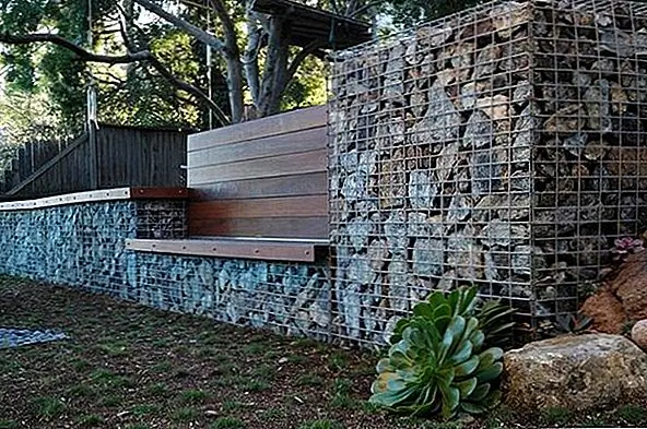 Камень часто использовался для уединения, особенно в тех, которые также должны удерживать землю. Для уникального подхода к этому взгляду рассмотрим стену габиона. Габион, по определению, представляет собой контейнер для электромонтажа, наполненный материалом. Вместо традиционного метода укладки камня с использованием раствора, модульная проволочная сетка заполняется рыхлыми камнями.