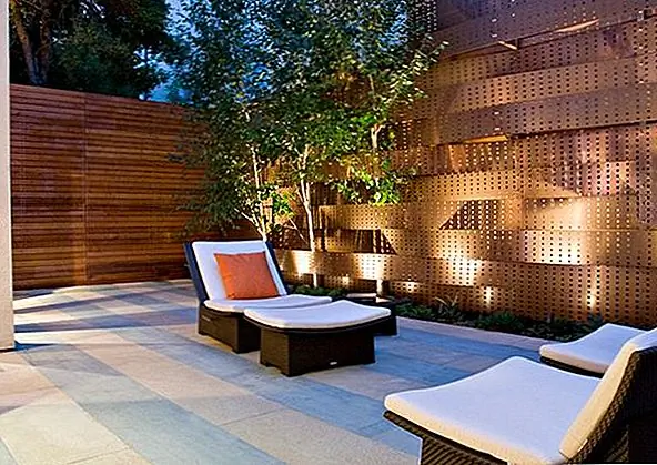 В отличие от металлических труб, этот металлический забор использует перфорированные медные панели в горизонтальной ориентации для создания частного наружного пространства. Вместо того, чтобы использовать плоские панели для создания одной простой плоскости, стена становится скульптурной, поскольку панели «сотканы», чтобы превратить эту стену в особенность.