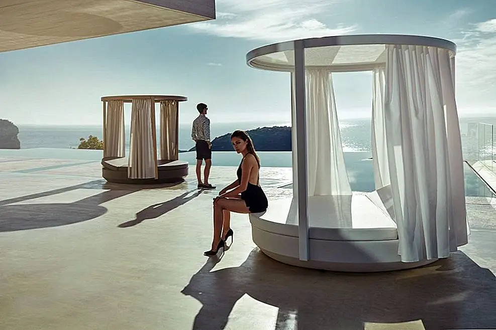 Выйдите из тени солнца и спрячьтесь за занавесками кровати с балдахином Вела. Он имеет круглую основу и удобный матрас с регулируемой по высоте спинкой. Это дизайн Рамона Эстева для Vondom. Он предлагает комфорт и уют внутренней мебели на открытом воздухе. Поместите его у бассейна и насладитесь его роскошным шармом.