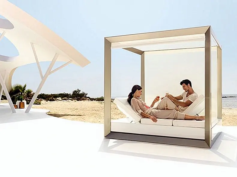 В коллекцию Vela также входит стильная кровать для постельного белья. Дизайн минималистский и роскошный, с чистыми и простыми линиями и свежими и светлыми цветами. Это идеальное место для отдыха на пляже.