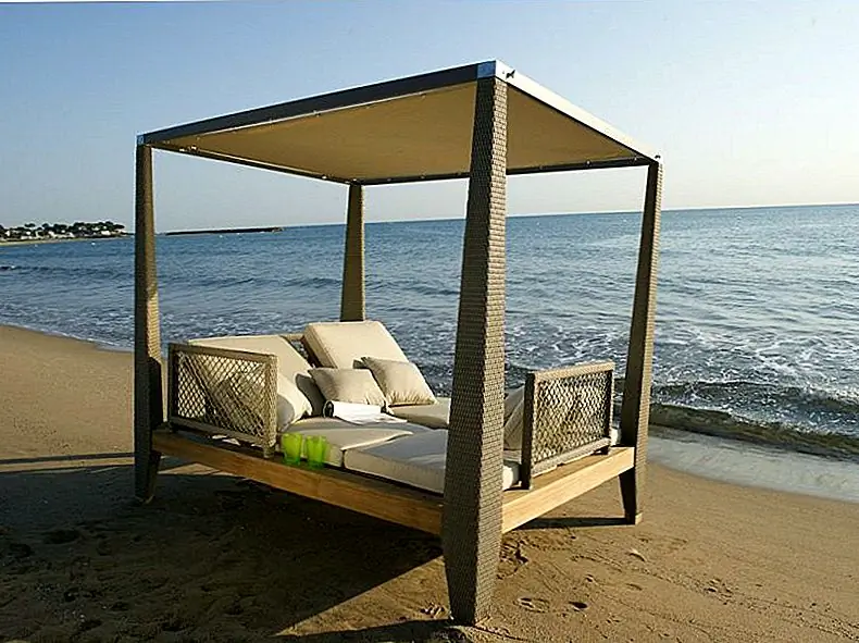 Крыша кровати навеса Zayo является съемной. Поэтому, когда солнце нежно или скрыто за облаками, выньте крышу и откройте свое мнение. Полюсы кушетки изготовлены из алюминия и щеткой всесезонной плетеные. Он оснащен двумя матрасами и шестью подушками для максимального комфорта.