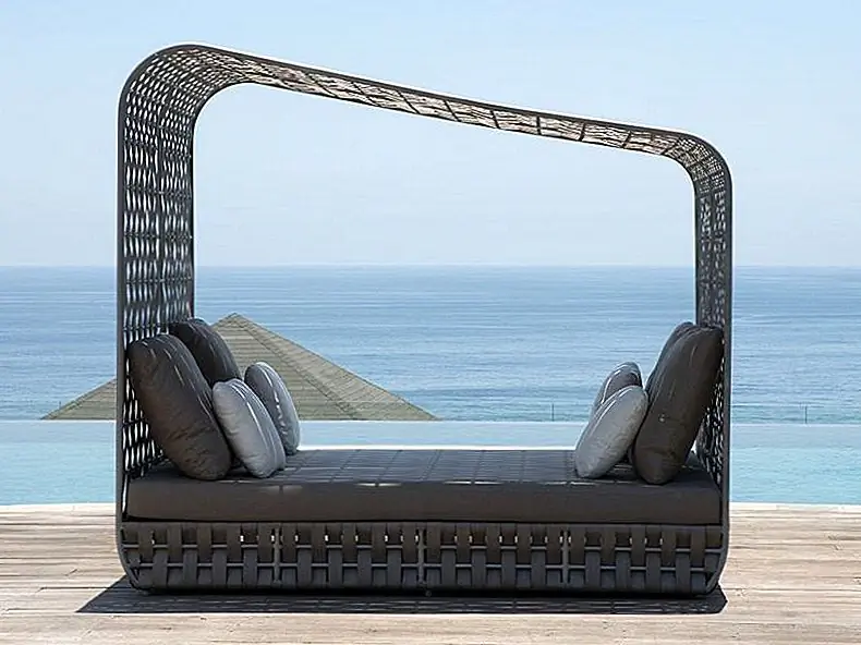 Половое полотно Strips - стильное сочетание классических и современных деталей. Его дизайн элегантен и имеет гладкие изогнутые края и навес встроен, не снимается и с вырезанным рисунком, который фильтрует солнечный свет, не блокируя его полностью.