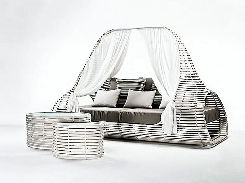 Если вы ищете что-то более привлекательное, вы должны осмотреть кровать с балдахином Lolah. Он был спроектирован с использованием традиционных методов судостроения и выполнен из ротанга. Старые и новые идеально сочетаются вместе, чтобы сформировать стильную форму, характеризующуюся гибкостью и скульптурным и привлекательным внешним видом.