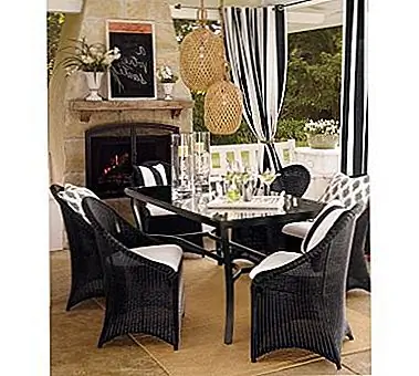 Ну, я нашел идеальные шторы для любого места - полоски Санбрелла. Эти специальные драпировки поставляются в черно-белых полосах, предлагая уникальное окружение. Даже название является особенным, поскольку «sunbrella» сочетает в себе два слова - солнце и зонтик, поэтому это своего рода зонтик против солнца, блокирующий солнечный свет вместо дождя. Это модно и круто, выглядит очень современно, но очень эффективно против солнца. Шторы сотканы из полиэстера, который устойчив к пятнам, поэтому идеальный материал для снаружи, а также легко моется в стиральной машине. Вы можете использовать шторы, просто повесив их так, как вы делаете с обычными занавесками, используя эти никелевые втулки, которые устойчивы к любой погоде. Вы можете купить предмет, начинающийся с 129 $, в зависимости от размера.