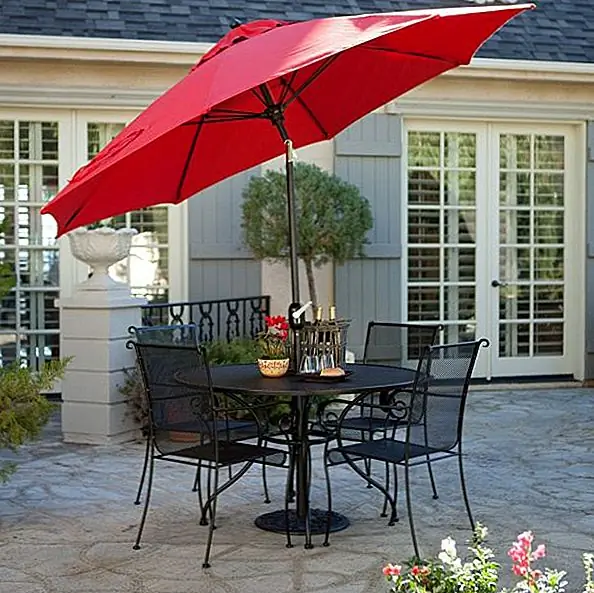 Стулья Paxton оснащены сетчатыми сиденьями и спинками и классической формой. Их размеры составляют 24W x 21.5D x 35H inches, а обеденный стол измеряет 48L x 48W x 28H дюймов. Он имеет круглую вершину и вмещает до четырех человек. Стол и стулья имеют классический дизайн с деталями свитка, а на столе также есть зонтик для солнечных дней. Убедитесь, что вы не используете жесткие химикаты для их чистки, чтобы не повредить отделку.