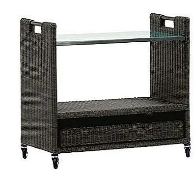 Тележка Бар действительно является воплощением роскоши и изысканности. Смоляные более тощие пряди были сложными ручными ткаными к прочной алюминиевой структуре, чтобы создать гладкую текстурированную основу и боковые стороны. На нижнем уровне корзины находится ящик для скрытого хранения разных предметов. Стол был покрыт толстым стеклянным листом с полированными краями, чтобы дополнить завораживающий вид, созданный таблицей. Цена не указана.