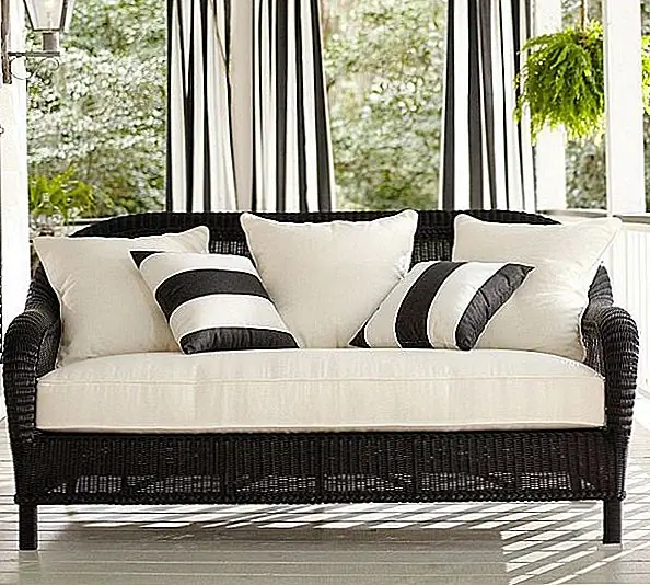Этот плетеный диван во всех погодных условиях представляет собой просторную синтетическую плетеную мебель, предназначенную для использования на открытом воздухе. Для обеспечения мебели с богатой текстурой использовались высококачественные домашние нитки. Плетеный диван обеспечивает максимальный комфорт благодаря своим толстым подушкам сиденья и четырем огромным задним подушкам. Подушки и подушки обтянуты натуральным водостойким материалом, чтобы сделать диван идеальным для длительного использования на открытом воздухе. Доступен за 1799 $.