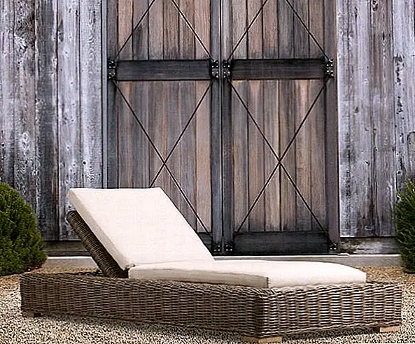 Классически ручная ткань из плетеных нитей во всю погоду, низко лежащий плетеный диван-стул отражает расслабляющий средиземноморский стиль и идеально подходит как для внутреннего, так и для наружного использования. Радикальная алюминиевая рама была использована для обеспечения прочной структуры мебели. Использование погодостойкой пестрой коричневой отделочной ткани позволяет мебели выставлять напоказ очень спокойный и естественный вид. Вы можете разместить этот диван возле бассейна и даже представить его в своей гостиной. Доступно по 1255 $.