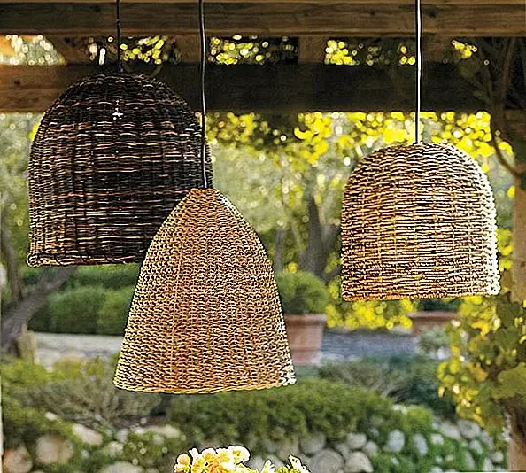 Если вы ищете что-то другое и уникальное, подумайте об этих элегантных плетеных подвесных светильниках. Доступный в трио набор из трех уникальных огней, каждый из которых имеет уникальное плетение, волокно и форму, огни - идеальный выбор, чтобы украсить идеальную обстановку. Использование устойчивых материалов делает освещение подходящим как для внутреннего, так и для наружного использования. Штепсельная вилка шнура входит в комплект, позволяет быстро и легко установить. Доступно для 269 $.