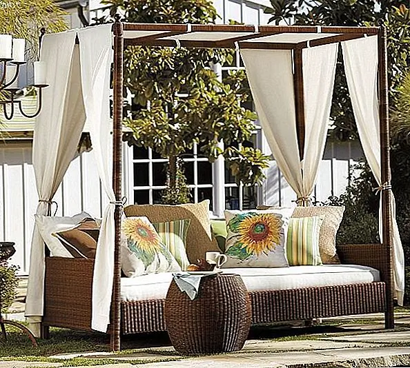 Элегантно обработанный из прочных синтетических плетеных прядей, это потрясающий кушетка, которая по-настоящему отражает красоту плетения и идеально подходит для внутреннего и наружного использования. Для обеспечения прочной структуры к кровати использовалась антикоррозийная алюминиевая рама. Задняя подушка и матрас для кроватей изготовлены из эластичной пены для эффективной циркуляции воздуха и быстрого дренажа воды. Также предлагаются сверхпрочные полиэфирные чехлы. Доступны в 1990 году.