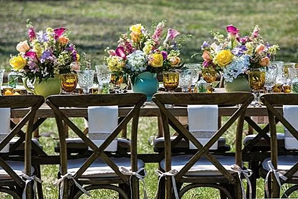 Объединение пастелей и бриджей. Свежие цветы и настройки стола и декор, которые варьируются от мягких пастелей до ярких бриллиантов, придают цвет и баланс любому наружному столу.