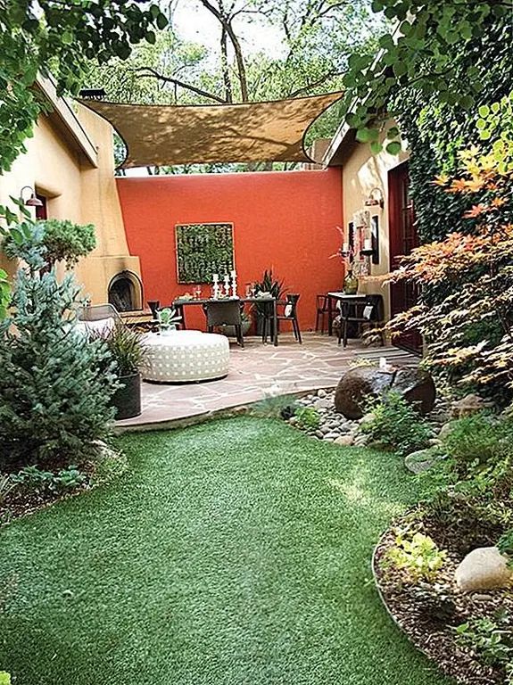 Держите фокус на людях. Независимо от того, стоит ли вашему заднему двору достойный журнал или небольшой участок гравия, самое главное, что нужно помнить, когда принимаете наружный ужин, это то, что в конечном итоге это люди - люди, которых вы любите, и с кем хотите провести время и создать воспоминания. Наслаждайтесь подготовкой и украшением для мероприятия столько, сколько хотите, но не упускайте из виду, что делает опыт незабываемым.