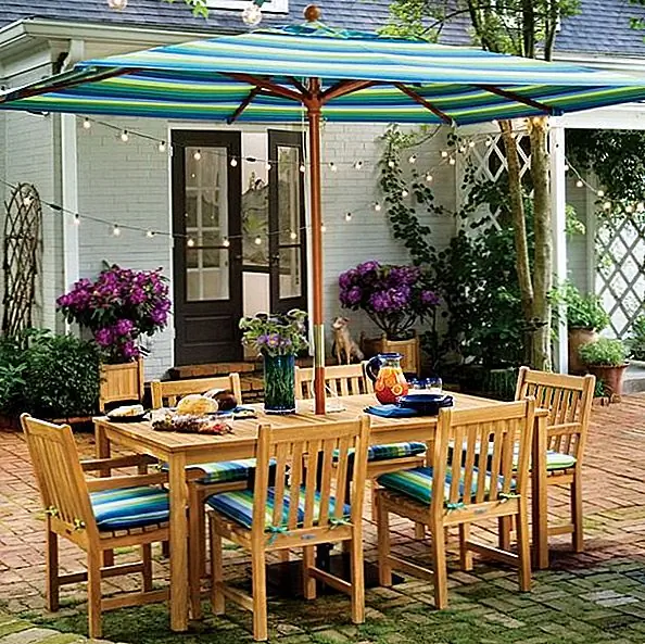 Сделайте его искрой с мерцающими огнями. Независимо от того, что еще вы делаете, немногие вещи так же волшебны, как вспышки света в сумерках. Вы можете заставить своих гостей почувствовать себя более особенным, просто накручивая несколько нитей белых огней.