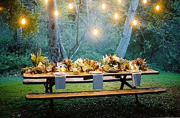 Заполните таблицу. Будь то с едой или с цветами, заполняя центр пикника или патио с красочными кусками, ощущение столовой становится особенным и элегантным. Это непринужденный способ выявить уют и невысказанное приглашение задержаться некоторое время.