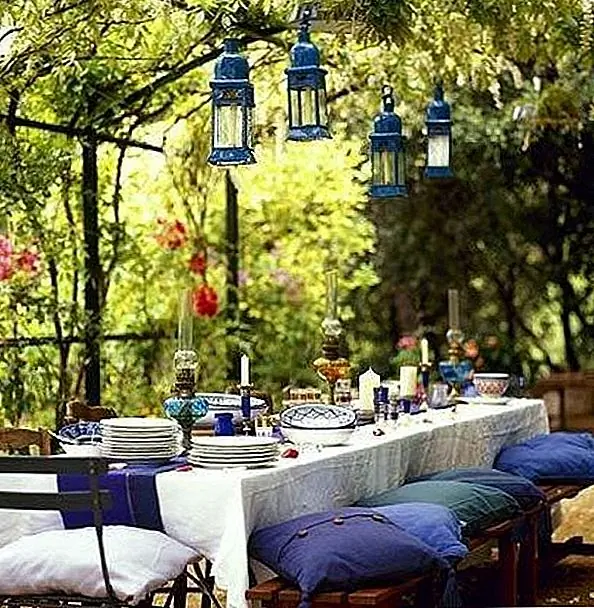 Копирование интерьера столовой - используйте скатерть. В то время как это очаровательно, чтобы поесть среди флоры и фауны природы, столовая на открытом воздухе - это прекрасный опыт, когда его рассматривают как особое событие. Скатерть, мебель для стола, такая как подсвечники, даже мягкие сиденья, объединяют, чтобы сделать вечер незабываемым.