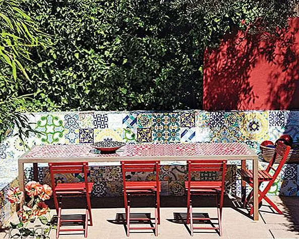 Воспользуйтесь преимуществами уникальных фонов. Если вам повезло, что вы живете изразцовым внутренним двориком, обязательно соедините стол рядом с ним, чтобы все могли наслаждаться. Скромные, скрученные деревья или прекрасные цветущие кустарники также хорошо работают для вдохновляющей беседы и создания атмосферы. Если все остальное не удается, бросьте лоскутное одеяло поверх старой скамьи или стены для аналогичного творческого эффекта.