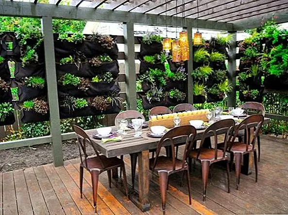 Украсьте природу природой. Это прекрасное «живое» обертывание вокруг стен беседки - прекрасный пример украшения для вашего отдыха на свежем воздухе с природой. В то время как у вас может не быть настройки для такого сложного произведения, вы можете достичь такого же ощущения, потянув за некоторые крупные горшечные растения и цветы.