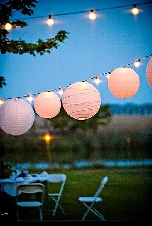 Создайте ощущение потолка. Прекрасным способом оценить пространство на открытом воздухе, сохраняя при этом уют, является создание искусственного потолка. Строка или два из бумажных фонарей (в сочетании с теми мерцающими огнями, которые вы планируете использовать) сделают это легко и эстетично.