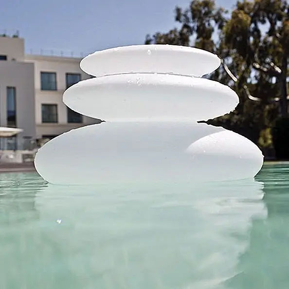 Он также может противостоять любым потрясениям погоды и стояния, которые могут возникать при передвижении. Он доступен в трех заранее определенных цветах - синем, зеленом и красном, но вы можете выбрать последовательность цветов для автоматического изменения или, возможно, увидеть эффект свечи желтого света. Его свет может длиться до 20 часов до перезарядки и может быть куплен за 191,23 долларов.