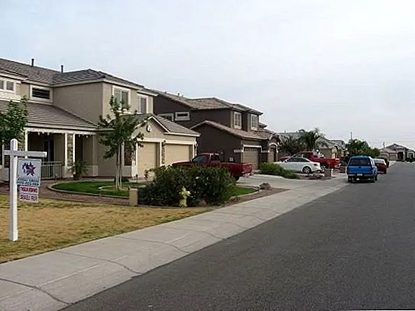 Это работа агента по недвижимости, которая обладает интимными знаниями о соседстве и всем, что в нем происходит. Еще одна вещь, которую агент делает, - найти аналогичные свойства и позволить вам их сравнить. Кроме того, агент может также предоставить вам информацию о школах в этом районе, о демографических данных и обо всем остальном, что вы хотите знать о определенном районе, когда вы решите купить дом.