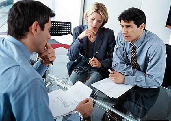 Агент по недвижимости - это больше, чем просто посредник или посланник между покупателями и продавцами. Их задача - представить клиента и представить свое предложение в лучшем свете, чтобы привлечь покупателей или продавцов. Их навыки ведения переговоров также имеют решающее значение, и они являются частью их описания работы. Их опыт делает их незаменимыми.