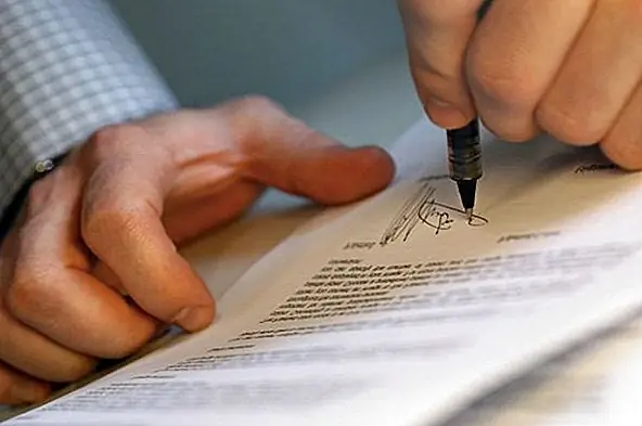 Одна из самых раздражающих, но очень важных частей при покупке или продаже недвижимости - это обработка всех документов. Каждый документ необходимо тщательно анализировать, и он действительно помогает узнать, что и где искать что-то важное. Агенты по недвижимости должны иметь дело с этим каждый день. Это очень хорошая причина для найма агента.