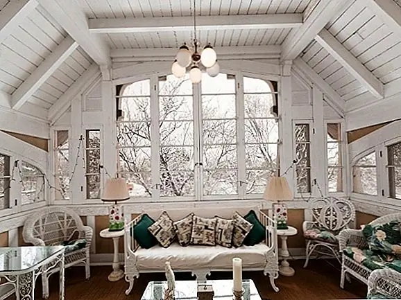 В отеле есть 35 номеров. Есть восемь спален и семь ванн. Кроме того, в замке есть такие области, как гостиная, библиотека, музыкальная ниша и, конечно же, квартал слуги. Есть также удивительные удобства, в том числе бар и бильярдная. Здесь есть еще много элементов, но лучше просто лично их увидеть. Теперь, когда замок находится на рынке, у вас есть такая возможность.