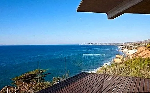 Две из четырех спален в настоящее время используются в качестве офисов, но это временно и может быть изменено. Собственность также включает частный пляж, 3 камина, теннисный корт и, конечно же, систему безопасности. И на случай, если этого недостаточно для некоторых из вас, у собственности также есть разрешение на планирование и побережье для дополнительного этажа, спроектированного Крисом Серенсоном. Вы должны признать, что это впечатляющее свойство, и все равно было бы, если бы хозяин не был Брэдом Питтом.