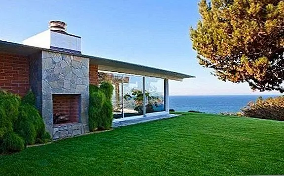 Брэд Питт перечислил свой домик на пляже в Малибу за 13,75 млн долларов