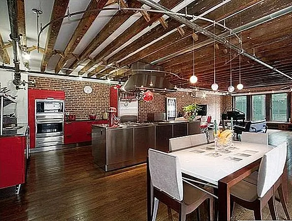 Там есть некоторые прекрасные современные элементы, такие как отделка, кухня с импортным красным лаковым красным и всеми современными удобствами. Ванные комнаты были отремонтированы и оснащены бетонной отделкой ванн с водой и воздушными струями, а также стеклянными душевыми кабинами и индивидуальными паровыми комнатами. Спальни особенно привлекательны. Они имеют одинаковые деревянные потолки и полы, и они кажутся очень уютными. На чердаке есть кондиционер, отдельная стиральная и сушильная комната, большие шкафы, камеры безопасности и терраса площадью 150 квадратных футов. Оборудовано за 2 895 000 долларов.