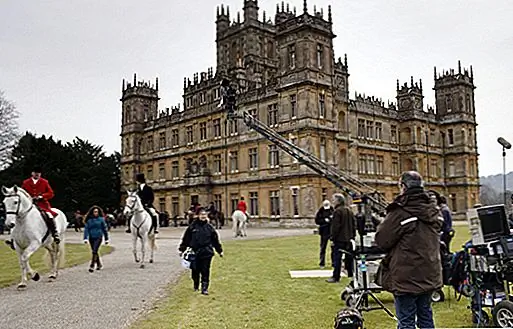 «Downton Abbey» - телевизионный сериал, который следует за жизнями дворянской семьи начала 20-го века, Кроули и слугами, которые делают свой дом, Аббатство Даунтон. Шоу начинается в тот день, когда «Титаник» опустился, и мы наблюдаем за их жизнью - как «наверху», так и «внизу» - начинаем меняться и смешиваться.