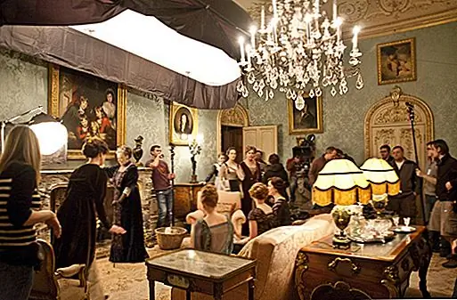 Место, Аббатство Даунтон представлено замком Высокогорца, которое покрывает поверхность в 1000 акров в Беркшире, Англия, и принадлежит Графу и леди Карнарвон, чья семья владела этим имуществом с 1679. Писатель за Даунтонским аббатством Джулиан Феллоуз давний друг Карнарвонса и имел замок в виду, когда он писал шоу. В замке могут быть 200 или 300 номеров и от 50 до 80 спален.