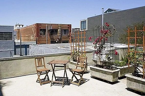 Первоначальные владельцы жили в двух отдельных лофтах. Таким образом, они могли делать все, что хотели, и все еще чувствовали себя вместе, так как мистер жил наверху. Этот чердак был отличным домом, но пришло время двигаться дальше и позволить кому-то еще наслаждаться этим. Это маленькое место, но у него дома. Это современно и не слишком привлекательно, но теперь новым владельцам решать, нравится им это или нет. {Found on wsj}.