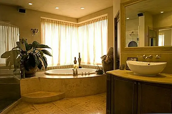 Семейный номер - это место для отдыха и развлечений, а также бильярдный стол. В резиденции также есть винный погреб и гараж на 3 машины. В собственности также есть гостевой дом и конюшни и построены на 2 ½ акра земли. На территории есть два водопада и охраняемая лесная территория, доступная по тропам. Сады также очень красивы.