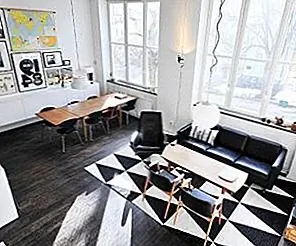 Современный чердак с черно-белыми акцентами