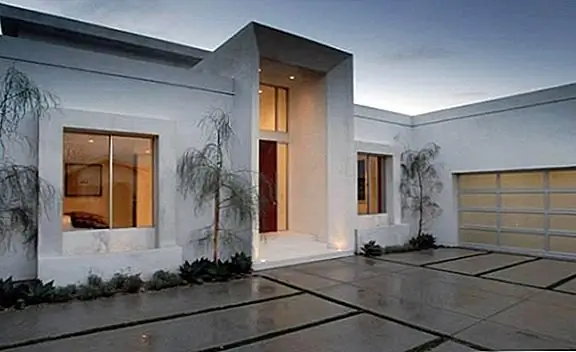 Резиденция занимает 4,1 тысячи квадратных футов жилой площади и включает в себя три спальни, медиа-зал и современную кухню. Поскольку он расположен в таком красивом районе, невозможно было не иметь стеклянных стен, которые позволили бы полюбоваться панорамным видом на Лос-Анджелес. Это просто, современно, шикарно и элегантно, а также имеет богатую историю.