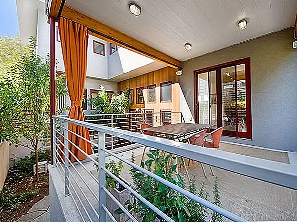 Нижний уровень предназначен для общественных зон, и он включает в себя комнату для СМИ / театра, другую спальню и ванную комнату, комнату для проектов и прачечную. В собственности также есть гараж на 2 машины с дополнительной кладовой. В целом, это очень красивая резиденция, очень просторная, с красивыми потолками высотой 10 г и современным и шикарным дизайном интерьера. Это будет очень хороший дом.