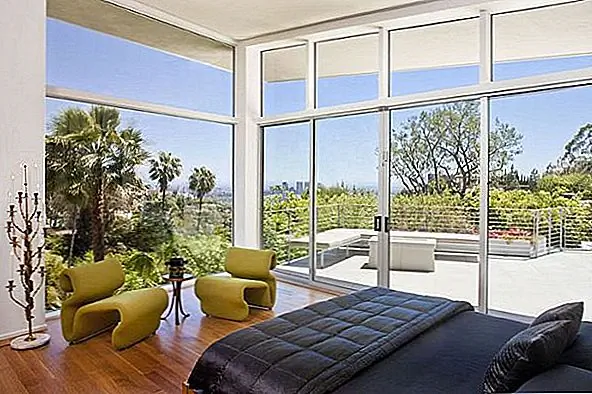 Стены дома окрашены в белый цвет, создавая ощущение просторного пространства. Мебель очень современная, бедра и акцентирована по цвету деревянных полов. Кроме того, гостиная находится в столовой, так что вы можете легко развлекать гостей. Бассейн также является прекрасным местом для проживания с семьей и друзьями.