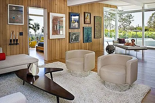 В отеле Oriole Lane есть чистые линии, великолепные виды и красивая мебель. Это частный, шикарный и сказочный, он имеет интересные углы и доступен за $ 3,200,000. Как вы думаете, стоит ли это?