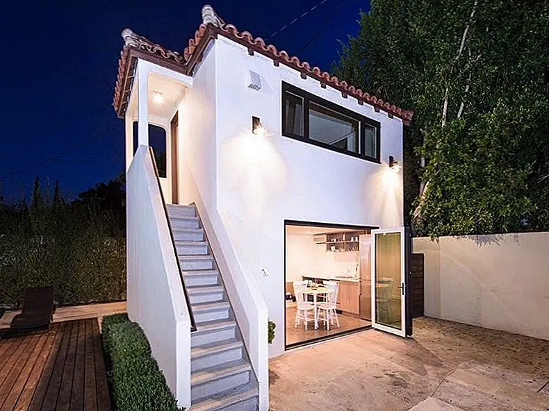 В двухэтажном частном гостевом доме есть небольшая кухня, главная спальня на втором этаже и полторы ванные комнаты.