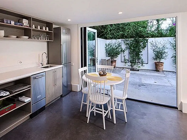 Мини-кухня гостевого дома, которая открывается в бассейн.