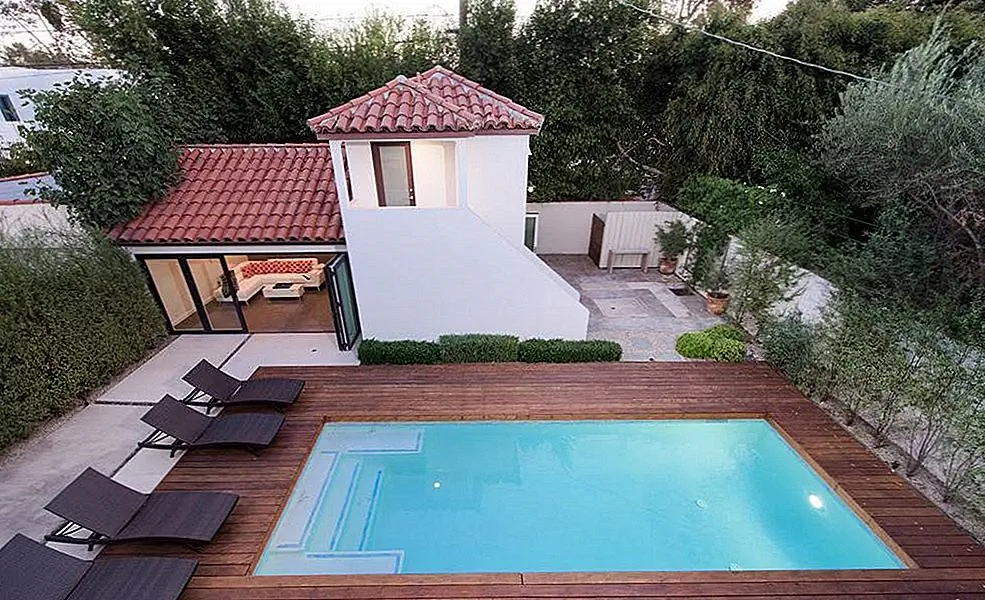 С высоты птичьего полета открывается вид на гостевой дом и кабану с бассейном.