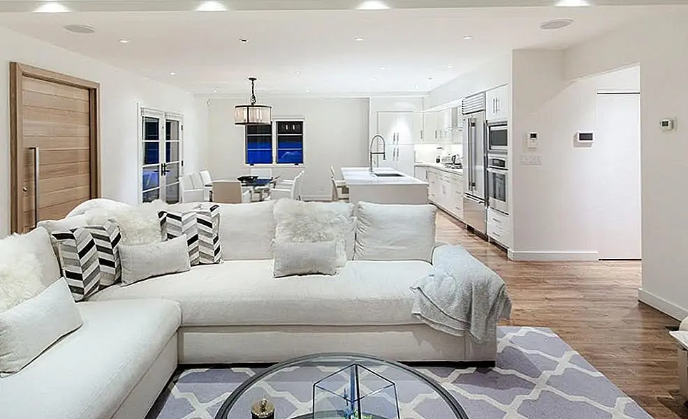 План открытого этажа соединяет кухню с гостиной и задней частью дома.