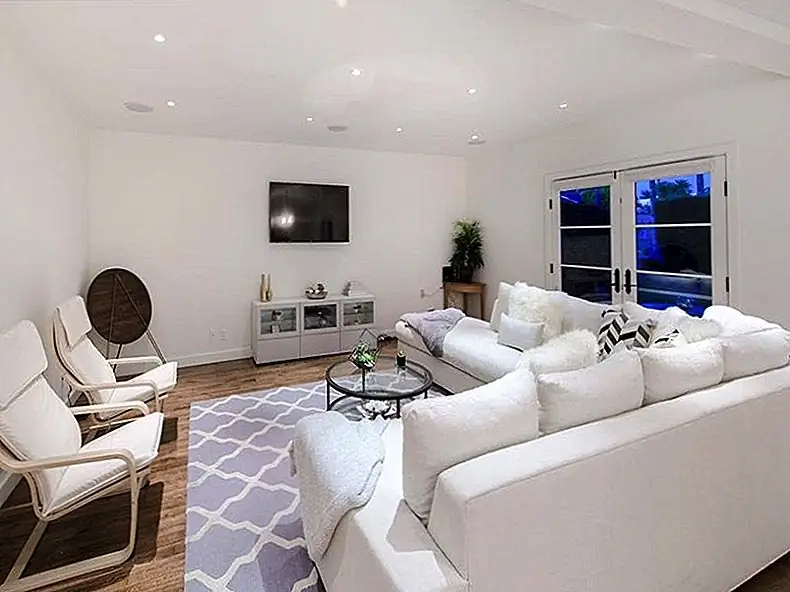 Белая современная мебель делает пространство приятным и комфортным.