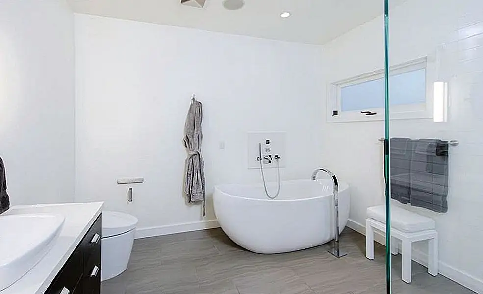 В недавно отремонтированной главной ванной комнате есть отдельная ванна.