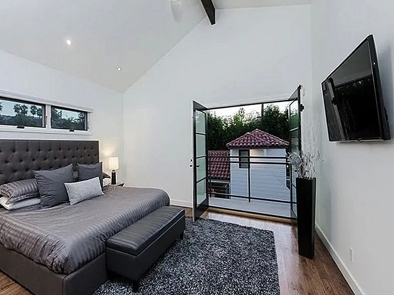 Главная спальня на втором этаже выходит на задний двор.