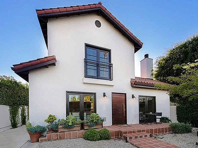 Имущество представляет собой двухэтажный 2,886 квадратных футов 1920 испанского модерна.