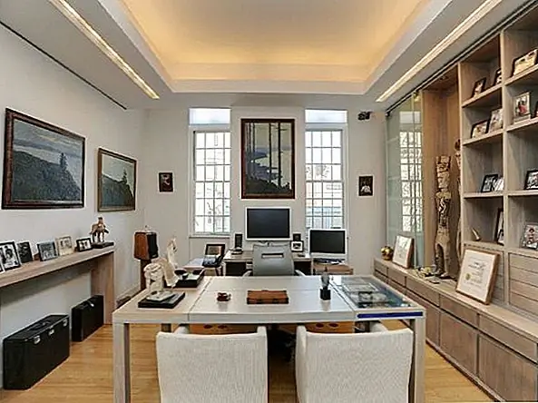 Вы также можете заметить обилие белых интерьеров, но там, где красочные художественные стены, кажется, привносят некоторые пятна цвета и разнообразия. Просторная современная белая кухня привлекает вас стеклянным обеденным столом, а безупречная белая ванная комната или белая спальня с длинными стенами подавляют вас своим чистым и свежим аспектом. Офисная комната, которая выглядит очень официальной, сохраняет тот же белый оттенок, хотя некоторые картины добавляют художественное прикосновение и пятно цвета к этому пространству.